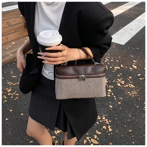 Photo de style de vie d'un sac à main vintage bicolore avec texture à chevrons