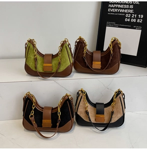 Detalle de cuatro bolsos baguette de ante y cuero en verde, marrón, negro y color albaricoque