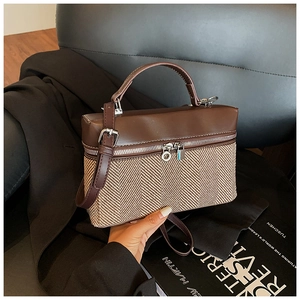 Détail du sac à main vintage avec cuir marron et tissu en maille à chevrons élégant