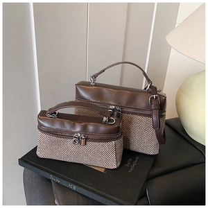 Détails des sacs en cuir patchwork grand et petit modèles sur livres d'art
