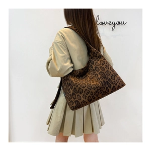 Dettaglio di una grande borsa hobo leopardata in finta pelle scamosciata con tracolla larga