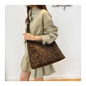 Dettaglio della grande borsa tote leopardata in finta pelle scamosciata con tracolla