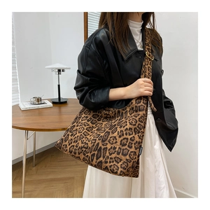 Dettaglio della borsa tote leopardata alla moda con tracolla larga ed etichetta