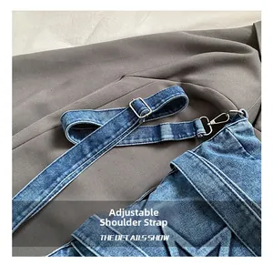 Λεπτομέρεια ρυθμιζόμενου τζιν ιμάντα με ασημένια αγκράφα και γάντζο καβούρι