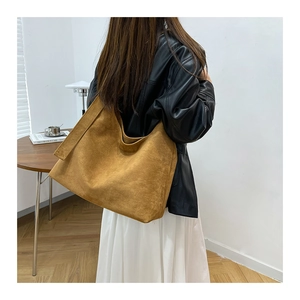 Borsa tote grande in pelle scamosciata marrone con tracolla larga e stile minimalista