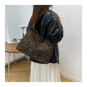 Dettaglio della borsa tote leopardata in pelle scamosciata con tracolla larga