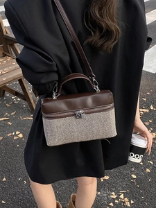 Sac bandoulière rétro à chevrons avec coutures contrastées et poignée en cuir