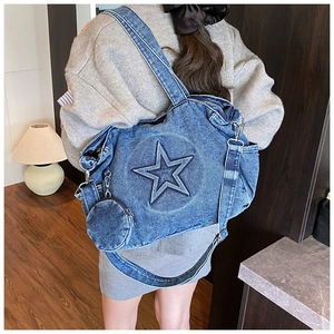 Λεπτομέρεια τσάντας denim με τρισδιάστατο αστέρι και αφαιρούμενο στρογγυλό πουγκί