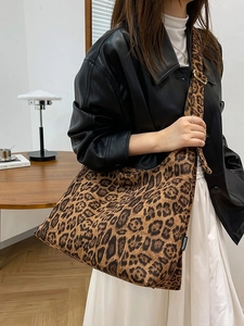 Grande borsa shopper leopardata in finta pelle scamosciata con tracolla regolabile