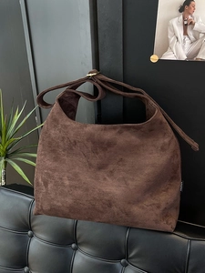 Borsa hobo marrone scuro in finta pelle scamosciata con tracolla e fibbia in metallo