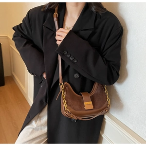 Bolso de hombro media luna marrón oscuro en ante con cadena dorada y hebilla metal