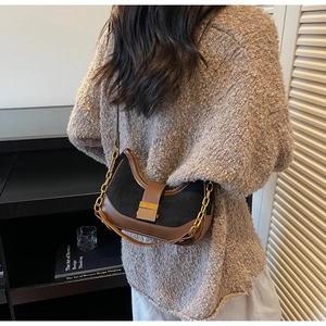 Détail d'un sac porté épaule vintage avec fermoir doré et bandoulière en cuir
