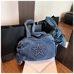 Λεπτομερής λήψη μπλε denim τσάντας με ανάγλυφο αστέρι και μικρό αφαιρούμενο πορτοφόλι