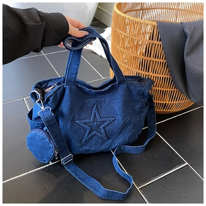 Λεπτομέρεια της μπλε τσάντας denim με κέντημα αστέρι και μίνι στρογγυλό πορτοφόλι κέρματα
