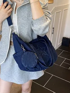 Τσάντα denim με ραφές αστεριών και στρογγυλό πορτοφόλι φορεμένη στον ώμο