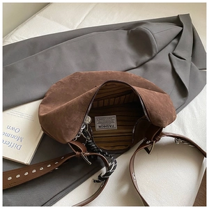 Détail du sac cabas vintage montrant la doublure rayée, l'étiquette et les œillets