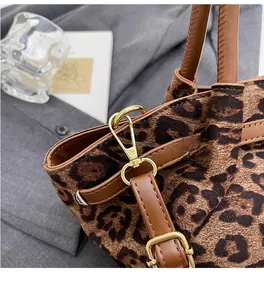 Nahaufnahme der Leoparden-Tasche mit goldenen Haken und braunem Lederbesatz