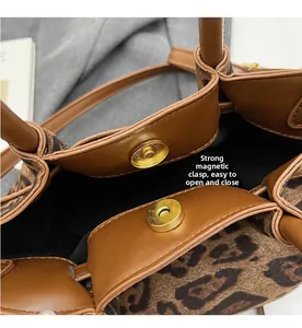 Detailansicht des starken Magnetverschlusses an der Handtasche mit Leopardenmuster