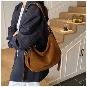 Grand sac hobo en daim marron avec large bandoulière en cuir et cordon de serrage tressé