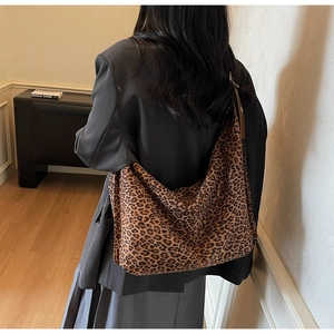Détail macro du sac cabas léopard à grande capacité avec tissu souple et cuir fin