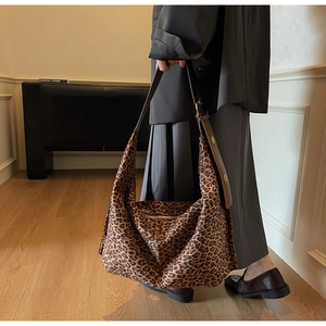 Détail du sac hobo à imprimé léopard avec bandoulière en cuir et détails en métal doré
