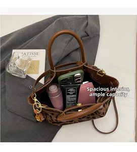 Leopard-Beuteltasche mit braunen Griffen und großem Fassungsvermögen für Essentials