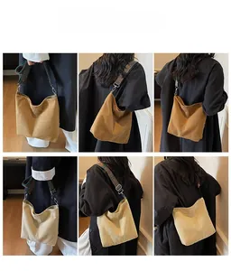 Détail de grands sacs en toile avec larges bandoulières tissées à motifs ethniques