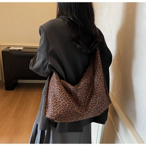 Vue détaillée du sac hobo en daim à imprimé léopard avec un grand compartiment