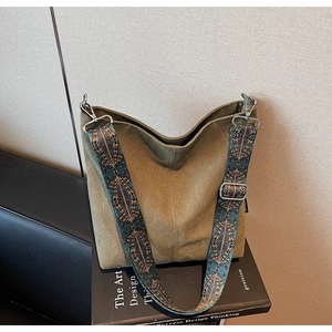 Détail du sac en toile olive avec bandoulière bohème et crochets métalliques argentés