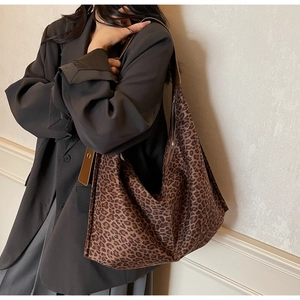 Sac hobo imprimé léopard à grande capacité porté par un mannequin pour un look quotidien chic