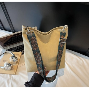 Détail du sac cabas en toile beige avec bandoulière ethnique bohème et crochets en métal