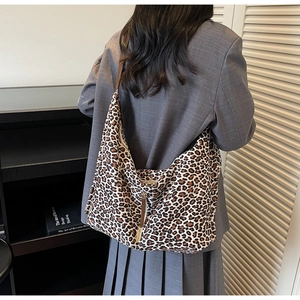 Gros plan détaillé du grand sac léopard avec une bandoulière en cuir marron de qualité