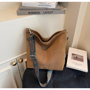Sac hobo en toile marron avec large bandoulière brodée ethnique colorée et boucles argentées