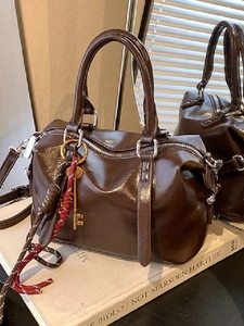 Sac Boston Vintage en Cuir PU à Cire d'Huile pour Femmes Sac à Main Bandoulière Rétro Avec Pendentif Tissé Sac de Navette Polyvalent
