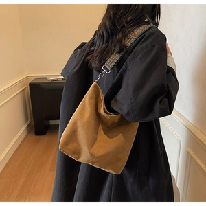 Détail du sac cabas en daim marron avec bandoulière ethnique brodée et boucles argent