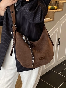 Sac Hobo Vintage en Cuir PU pour Femmes Texture Daim Grande Capacité Sac à Bandoulière Avec Oeillets Métalliques et Pendentif