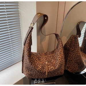 Détail du sac hobo à imprimé léopard avec bandoulière en cuir brun et boucle en métal