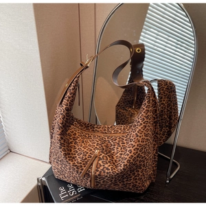 Vue détaillée du sac cabas léopard avec bandoulière marron et poche zippée verticale