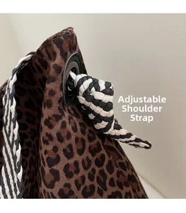 Détail du sac léopard avec bandoulière réglable en corde tressée noire et blanche tressée