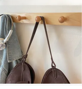 Detail einer braunen Vintage-Leder-Einkaufstasche mit weißen Kontrastnähten