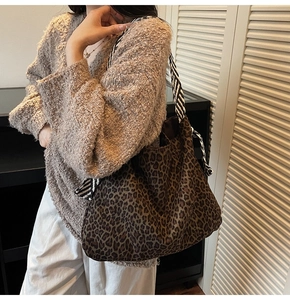 Détail du sac cabas à imprimé léopard avec bandoulière rayée pour la mode d'automne