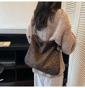 Détail du grand sac cabas à imprimé léopard avec ruban rayé élégant sur la bandoulière
