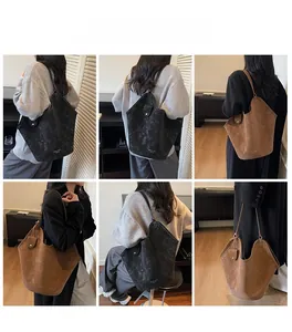 Detailansichten der Vintage-Einkaufstaschen aus Kunstleder in Schwarz und Braun mit Textur