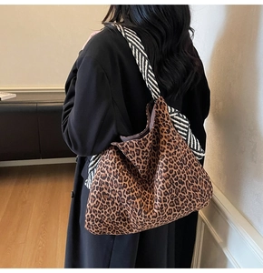 Vue détaillée du sac cabas léopard avec bandoulière rayée noire et blanche élégante