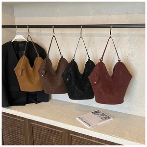 Detailed close-up showing four vintage colors of large capacity tote bags with V-shaped edge