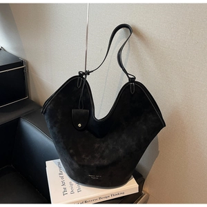 Detailaufnahme einer schwarzen Shopper-Tasche mit weißen Kontrastnähten und Matt-Textur