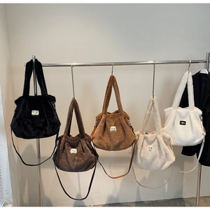 Détail des sacs cabas en peluche douce en cinq couleurs avec une texture en fausse fourrure