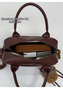 Vista interna che mostra la capienza di una borsa a tracolla in pelle marrone