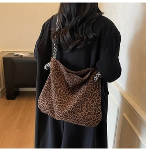 Détail du sac cabas léopard avec bandoulière zébrée sur un manteau en laine