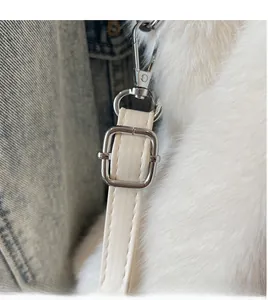 Détail de la bandoulière réglable en cuir blanc cassé avec boucle et crochet argentés